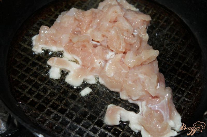 Фото приготовление рецепта: Грибной жульен с курицей запеченный в горшочке шаг №4