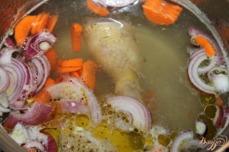 Фото приготовление рецепта: Сливочный грибной суп с курицей и паутинкой шаг №2