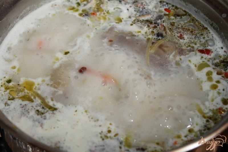 Фото приготовление рецепта: Сливочный грибной суп с курицей и паутинкой шаг №6