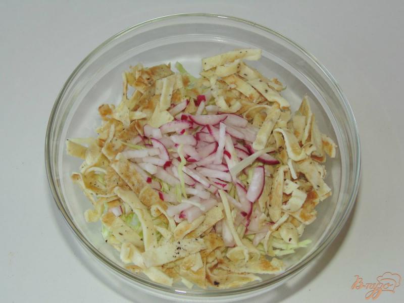 Фото приготовление рецепта: Салат из молодой капусты с омлетом и редисом шаг №3