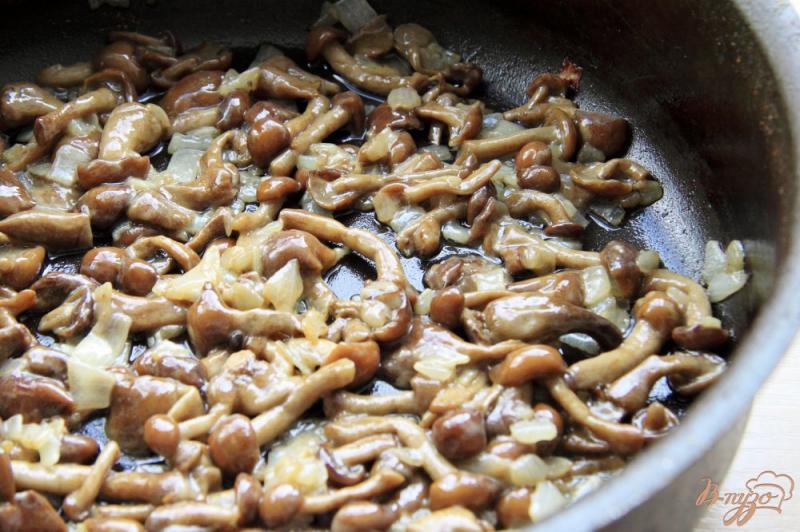 Фото приготовление рецепта: Рулетики из пельменного теста с картофелем и грибами шаг №2