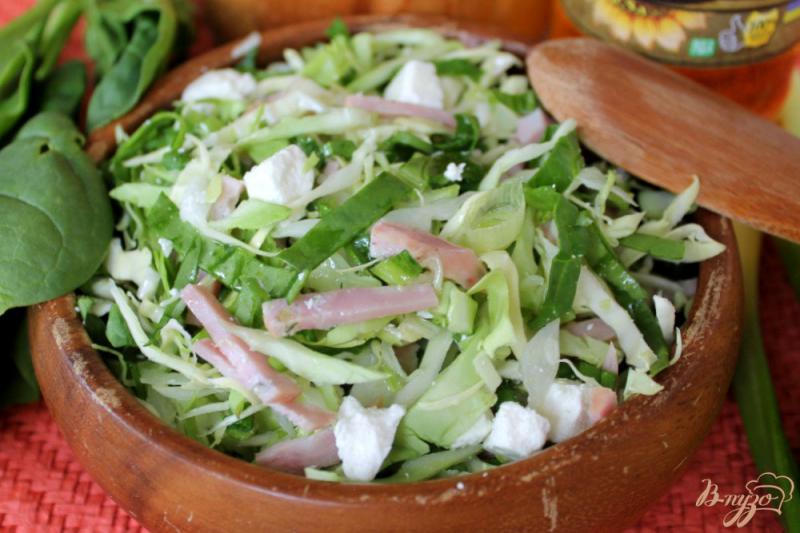 Фото приготовление рецепта: Салат из молодой капусты с брынзой и ветчиной шаг №5