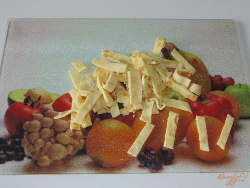 Фото приготовление рецепта: Салат из молодой капусты с омлетом и нутом шаг №2