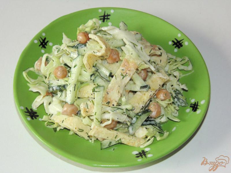Фото приготовление рецепта: Салат из молодой капусты с омлетом и нутом шаг №7
