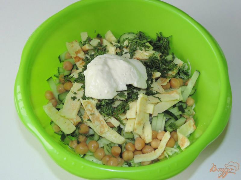 Фото приготовление рецепта: Салат из молодой капусты с омлетом и нутом шаг №6