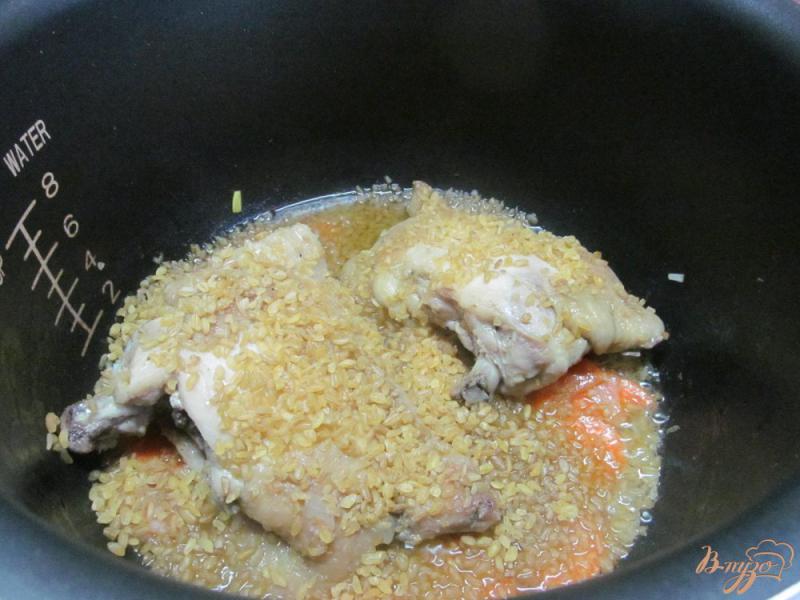 Фото приготовление рецепта: Куриные бедра с булгуром в мультиварке шаг №4