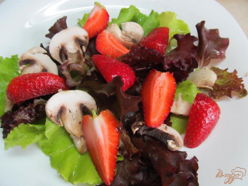 Фото приготовление рецепта: Салат с клубникой и шампиньонами шаг №2