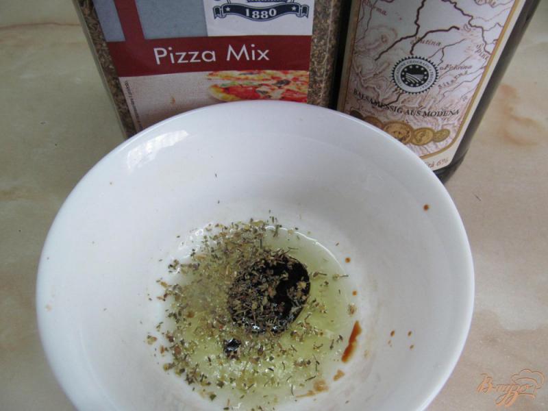 Фото приготовление рецепта: Салат с клубникой и шампиньонами шаг №3