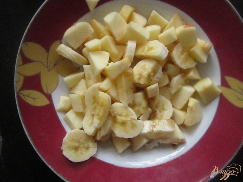 Фото приготовление рецепта: Оладьи с яблоком и бананом шаг №3