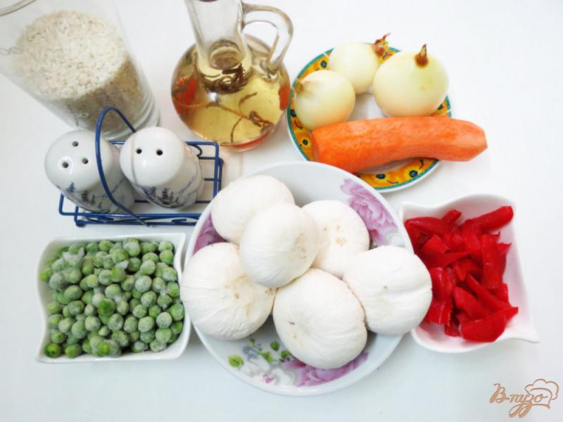 Фото приготовление рецепта: Рис с грибами, горошком и перцем шаг №1