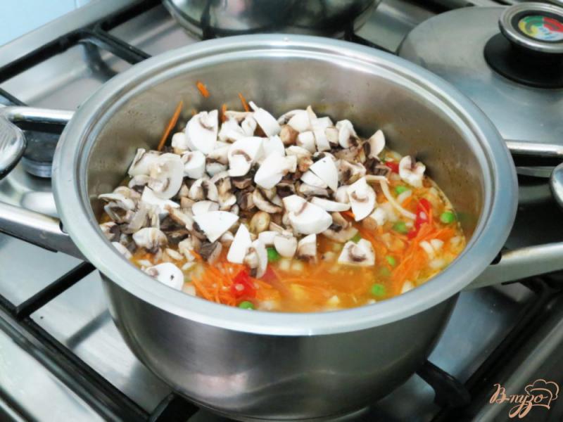 Фото приготовление рецепта: Рис с грибами, горошком и перцем шаг №6