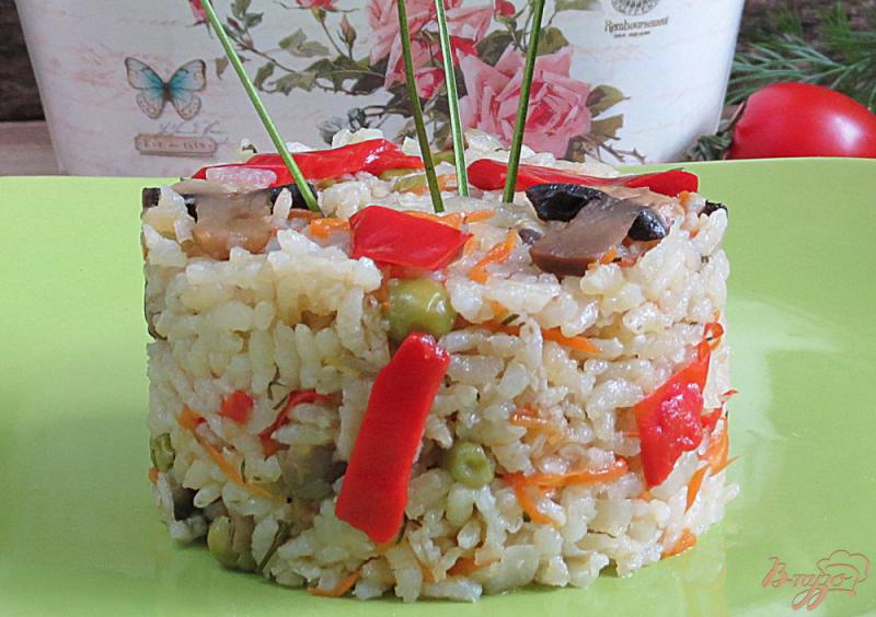 Фото приготовление рецепта: Рис с грибами, горошком и перцем шаг №7