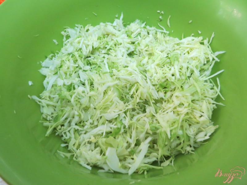 Фото приготовление рецепта: Салат с капустой горошком и огурцом шаг №4