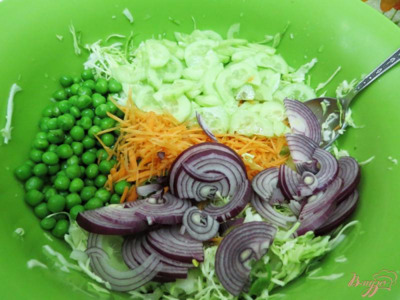 Фото приготовление рецепта: Салат с капустой горошком и огурцом шаг №5