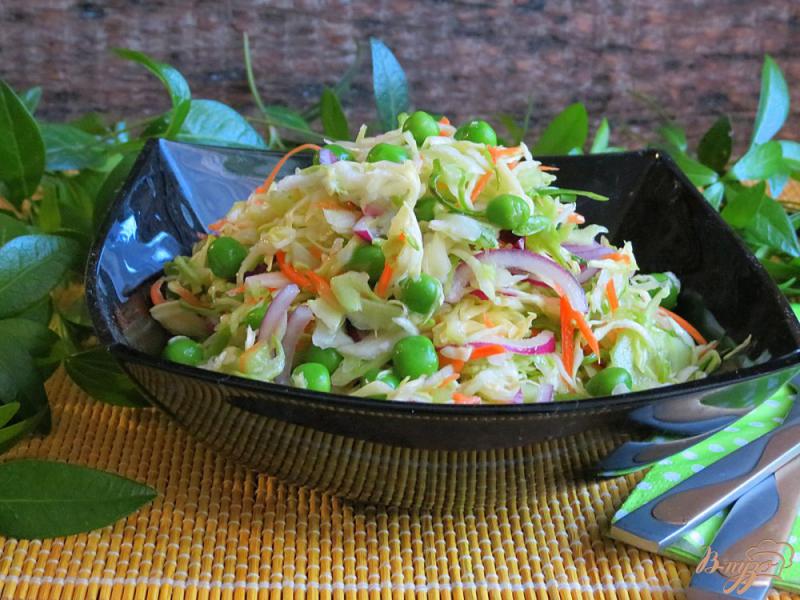 Фото приготовление рецепта: Салат с капустой горошком и огурцом шаг №7
