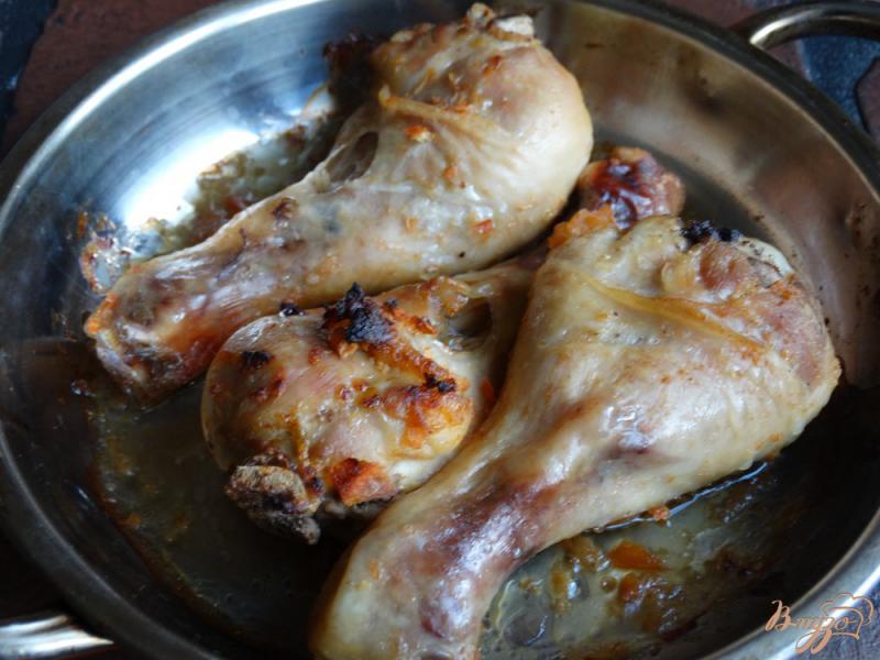 Фото приготовление рецепта: Куриные голени в луково-томатном маринаде шаг №6