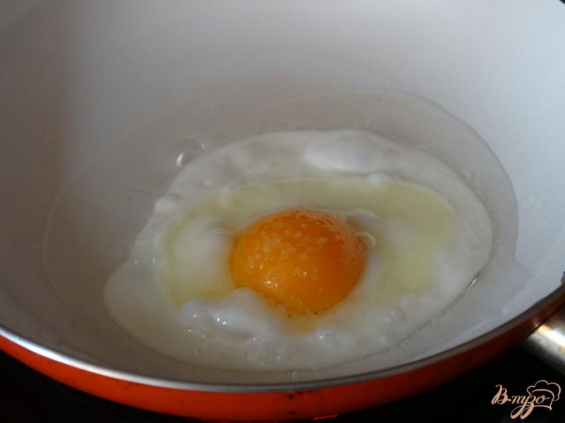 Фото приготовление рецепта: Сандвич с яйцом и печеным перцем шаг №4