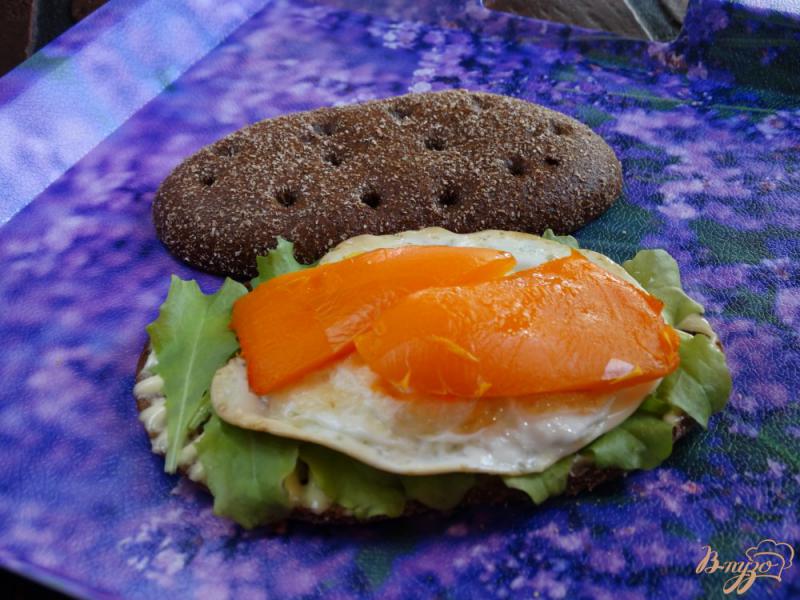 Фото приготовление рецепта: Сандвич с яйцом и печеным перцем шаг №7