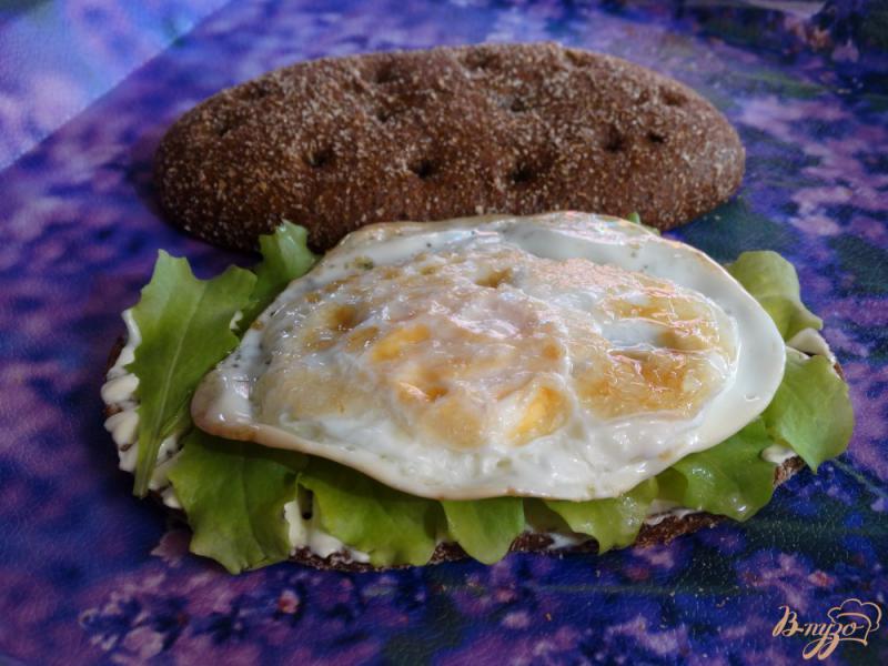Фото приготовление рецепта: Сандвич с яйцом и печеным перцем шаг №5