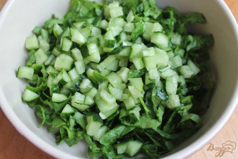 Фото приготовление рецепта: Салат со шпинатом, огурцом и ветчиной шаг №2