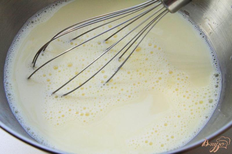 Фото приготовление рецепта: Быстрый заливной пирог с зеленым луком и яйцом шаг №6