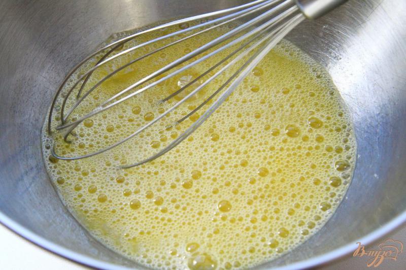 Фото приготовление рецепта: Быстрый заливной пирог с зеленым луком и яйцом шаг №5