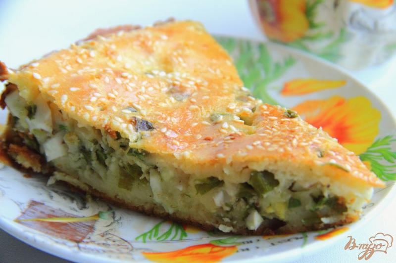 Фото приготовление рецепта: Быстрый заливной пирог с зеленым луком и яйцом шаг №15