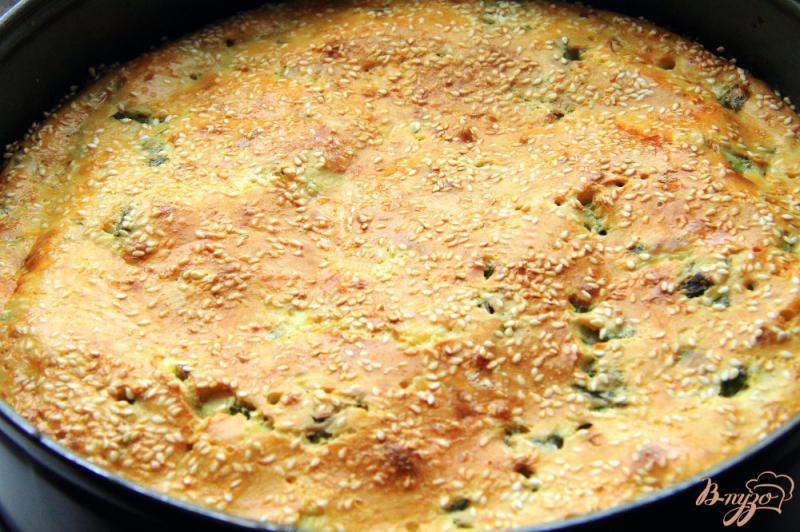 Фото приготовление рецепта: Быстрый заливной пирог с зеленым луком и яйцом шаг №13