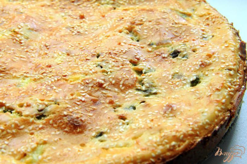 Фото приготовление рецепта: Быстрый заливной пирог с зеленым луком и яйцом шаг №14