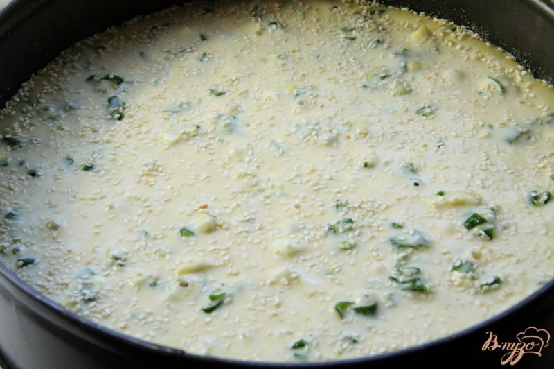 Фото приготовление рецепта: Быстрый заливной пирог с зеленым луком и яйцом шаг №11