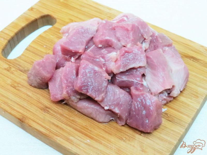 Фото приготовление рецепта: Свинина с томатом и перцем шаг №2