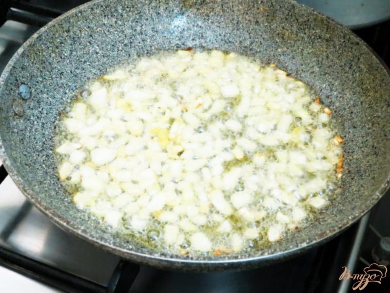 Фото приготовление рецепта: Тёплый салат с фасолью и грибами шаг №4