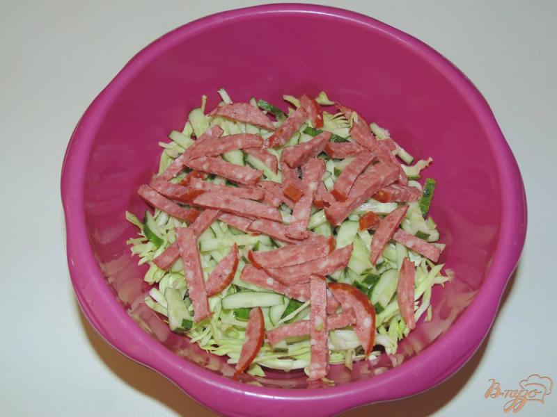 Фото приготовление рецепта: Салат с копченой колбасой, капустой и свежим огурцом шаг №3