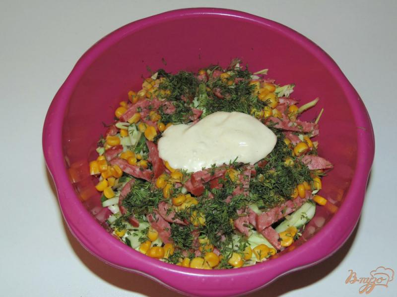 Фото приготовление рецепта: Салат с копченой колбасой, капустой и свежим огурцом шаг №4
