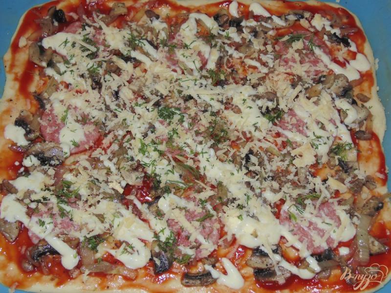 Фото приготовление рецепта: Пицца с копченой колбасой и шампиньонами шаг №6