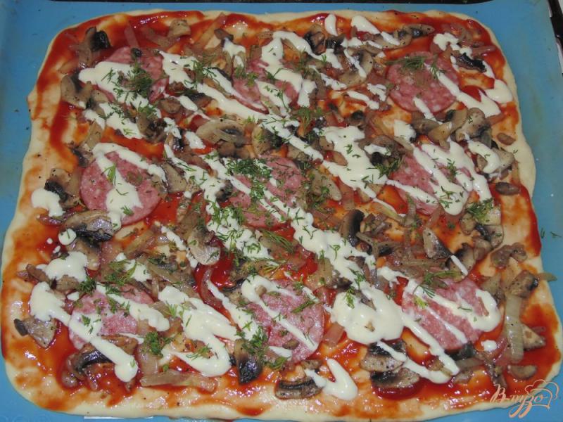Фото приготовление рецепта: Пицца с копченой колбасой и шампиньонами шаг №5