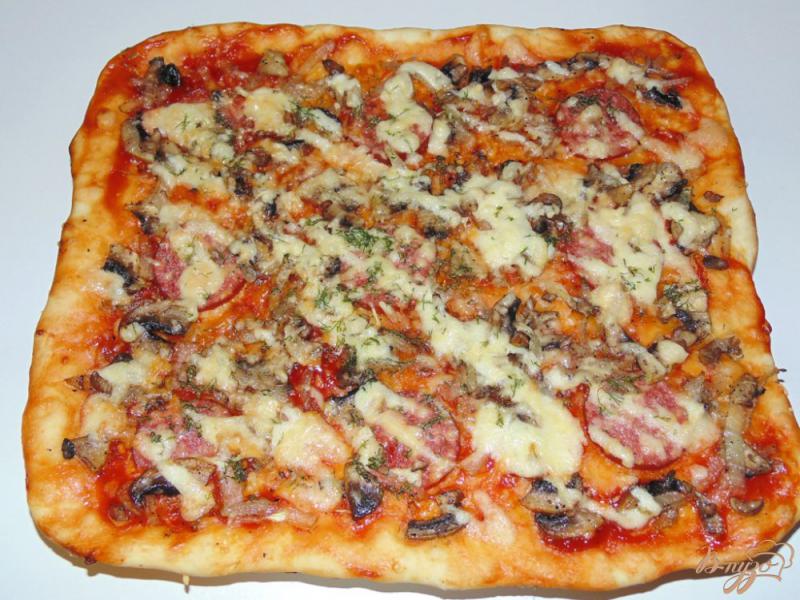 Фото приготовление рецепта: Пицца с копченой колбасой и шампиньонами шаг №7
