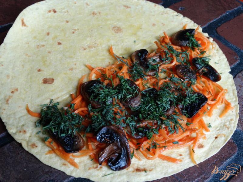 Фото приготовление рецепта: Кесадилья с корейской морковью и грибами шаг №5