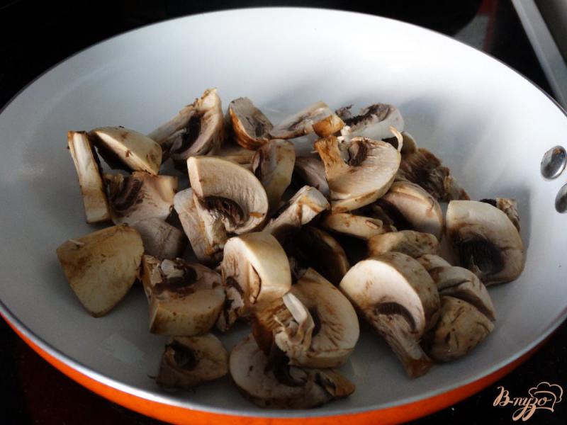 Фото приготовление рецепта: Творожный омлет с грибами шаг №1