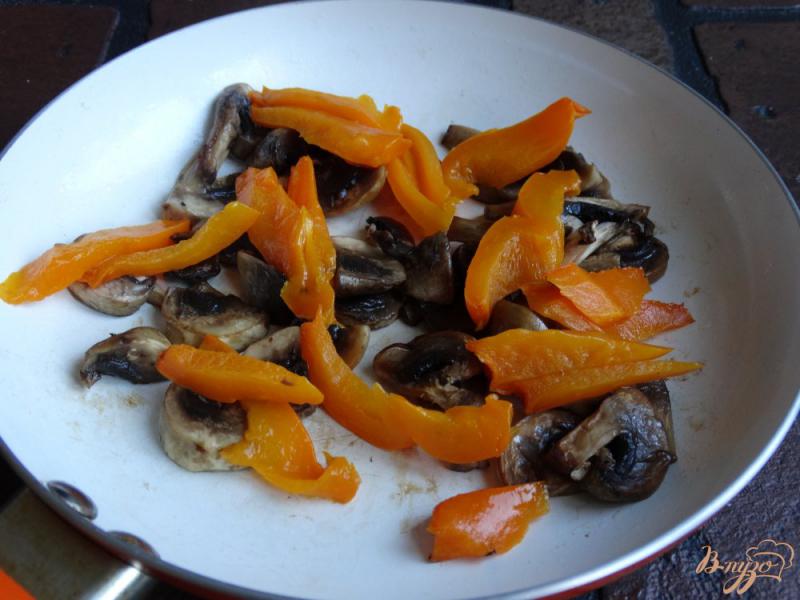 Фото приготовление рецепта: Творожный омлет с грибами шаг №2