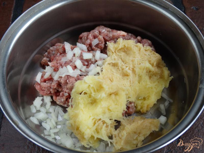 Фото приготовление рецепта: Говяжьи котлеты с добавлением картофеля шаг №2