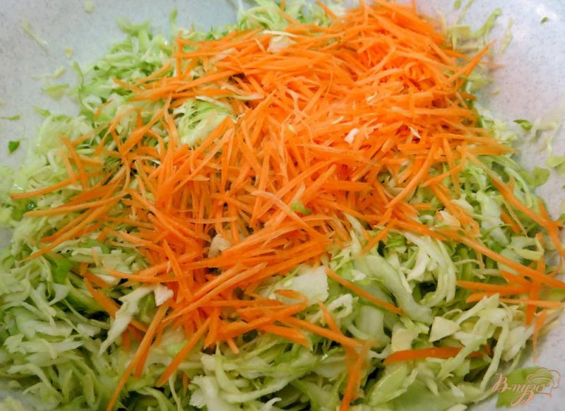 Фото приготовление рецепта: Салат из капусты с копчёным сыром *Чедер* шаг №5