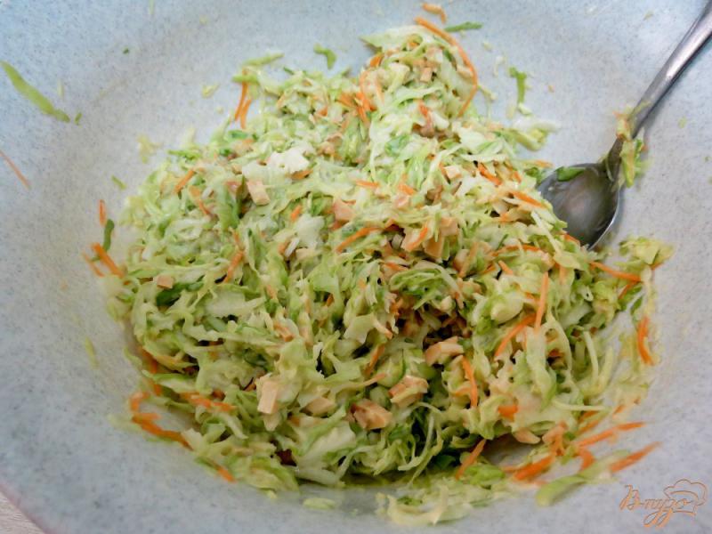 Фото приготовление рецепта: Салат из капусты с копчёным сыром *Чедер* шаг №6