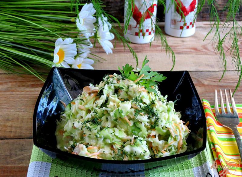 Фото приготовление рецепта: Салат из капусты с копчёным сыром *Чедер* шаг №7