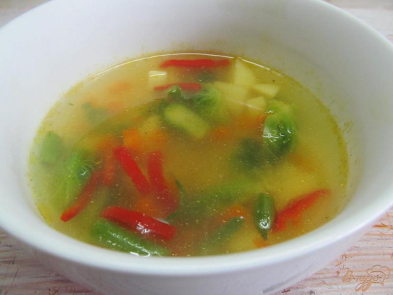 Фото приготовление рецепта: Суп с брюссельской капустой и вермишелью шаг №6