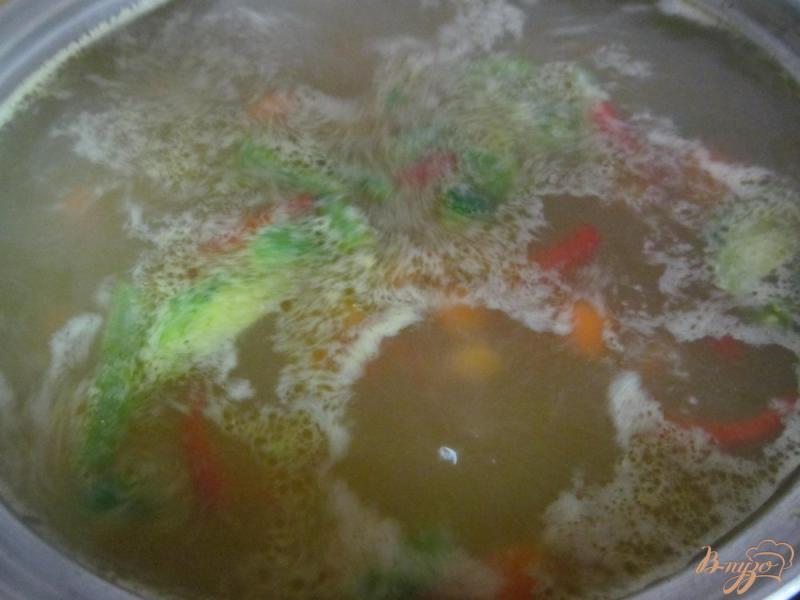 Фото приготовление рецепта: Суп с брюссельской капустой и вермишелью шаг №5