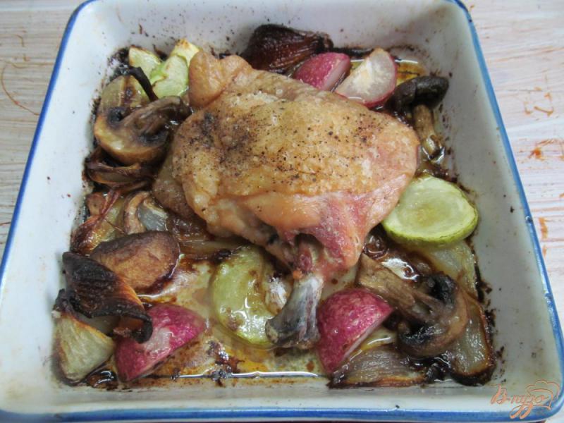 Фото приготовление рецепта: Запеченное куриное бедро с овощами шаг №4