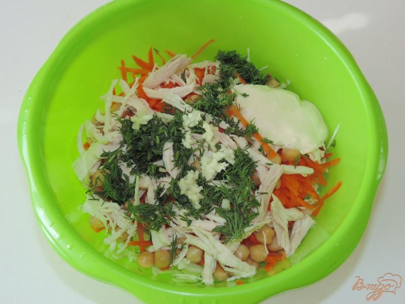 Фото приготовление рецепта: Салат с мясом птицы и нутом шаг №5
