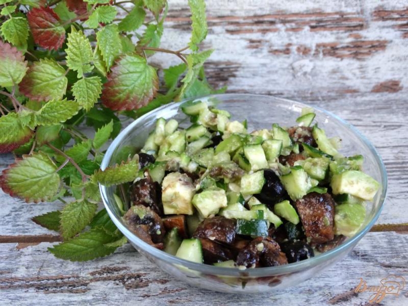 Фото приготовление рецепта: Салат с авокадо и маринованными шампиньонами шаг №5