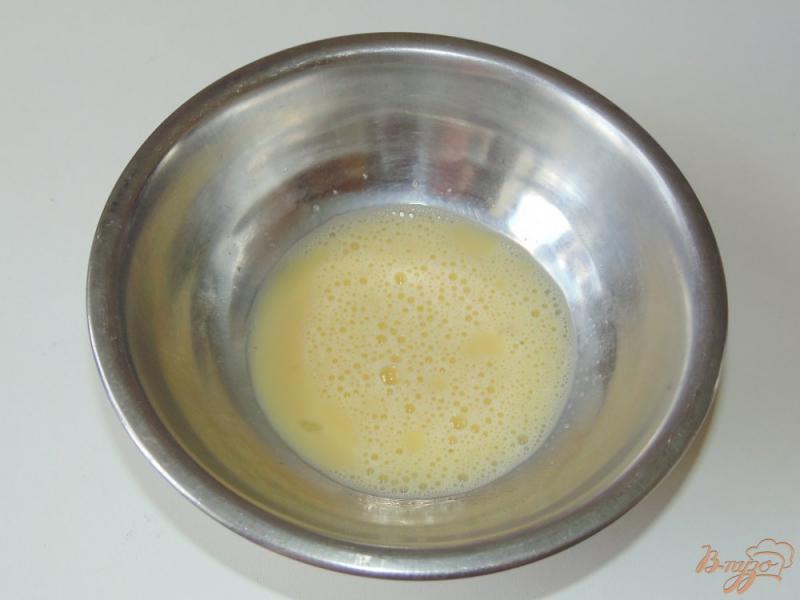 Фото приготовление рецепта: Яичные гренки с клубникой на завтрак для любимого шаг №2